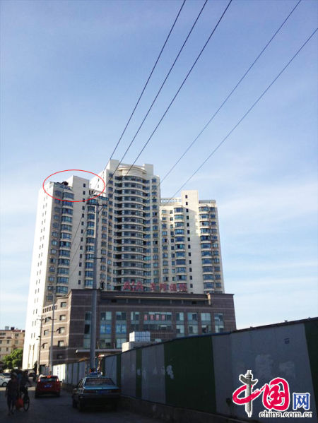 2013年8月14日，江蘇蘇州蘇州市三香大廈高樓18層樓頂東側(cè)陽臺上的“蘇州園林”式別墅，兩座涼亭和兩道回廊，飛檐翹角，一派蘇州園林的氣勢。中國網(wǎng)圖片庫李俊鋒攝影