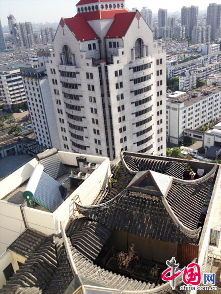 2013年8月14日，江蘇蘇州蘇州市三香大廈高樓18層樓頂東側(cè)陽臺上的“蘇州園林”式別墅，兩座涼亭和兩道回廊，飛檐翹角，一派蘇州園林的氣勢。中國網(wǎng)圖片庫李俊鋒攝影