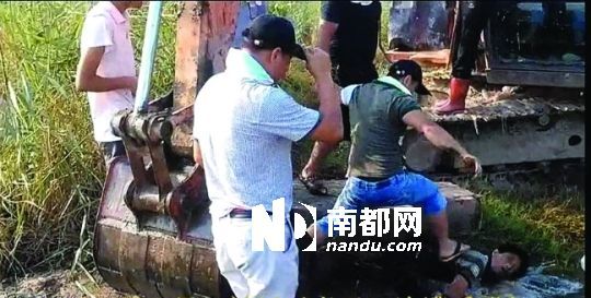 另一名男子被推入水塘。