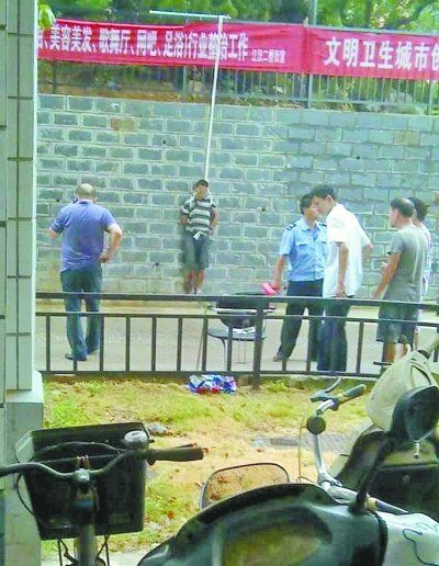 小偷被五花大綁捆在小區(qū)門前的墻壁上示眾。 網(wǎng)友羅先生 攝