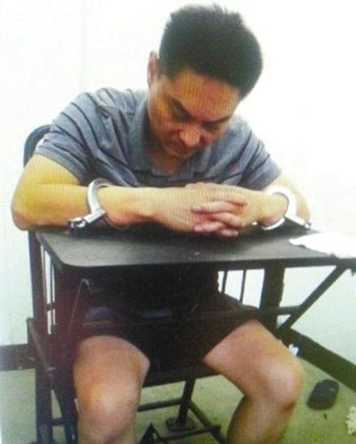 韓磊被控制時(shí)接受警方訊問(wèn)。本組圖片為視頻截圖
