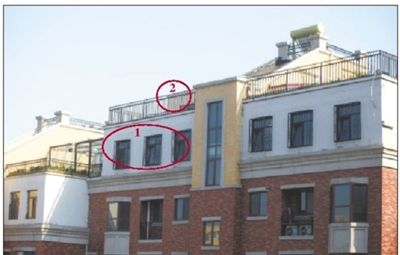 中海城香克林小區(qū),楊智家的樓頂上加蓋了兩層違建。其中北側(cè)露臺(tái)建成了一層灰白色的房屋(①)。在該違建頂部的東側(cè),又加蓋了一層面積較小的房屋(②)。新京報(bào)記者 韓萌 攝