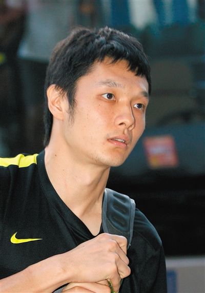 楊智 足球守門員,現(xiàn)效力于北京國(guó)安隊(duì),為國(guó)家隊(duì)守門員。