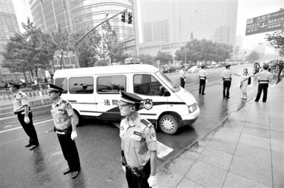　　昨日早上,押解李某某的車隊(duì)開進(jìn)法院。當(dāng)日,李某某等5人涉嫌強(qiáng)奸案在海淀法院不公開審理。本版攝影/新京報(bào)記者 王貴彬