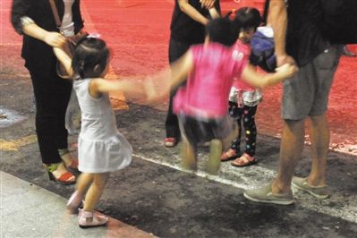 2012年8月1日晚，北京兒童醫(yī)院，三個(gè)來(lái)自廊坊的小女孩在玩耍，她們都被幼兒園老板性侵害。本版攝影/新京報(bào)記者 尹亞飛