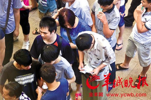 挎腰包的“黃?！狈职l(fā)一輪“任務”后，自己也開始整理“炒號”簽條