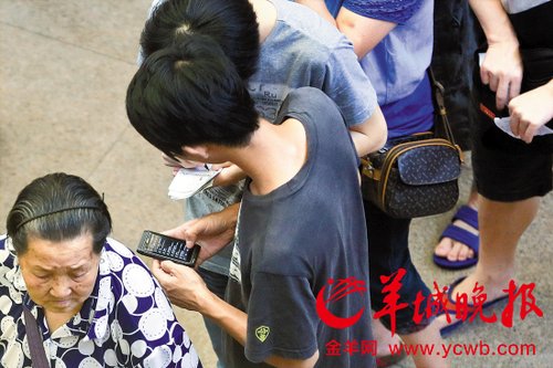 排隊的“黃牛”各手執(zhí)一疊白紙，上面寫好了要掛號的人的信息，包括姓名、電話、要掛的科室等。穿黑白花紋衣服的老婆婆正在排隊掛號