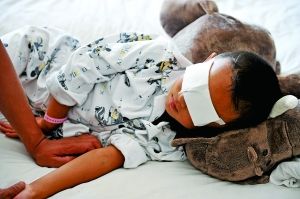 9月2日，小斌斌在病床上休息。山西省眼科醫(yī)院院長賈亞丁介紹，醫(yī)院安排心理專家對患兒及家屬進(jìn)行心理治療。