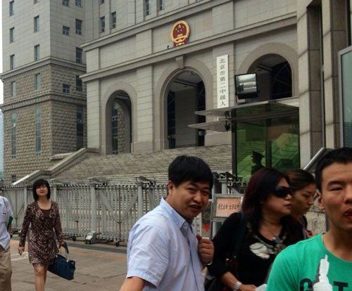 上午10：35分左右，蘇順虎律師和其家屬從法院西大門出來。