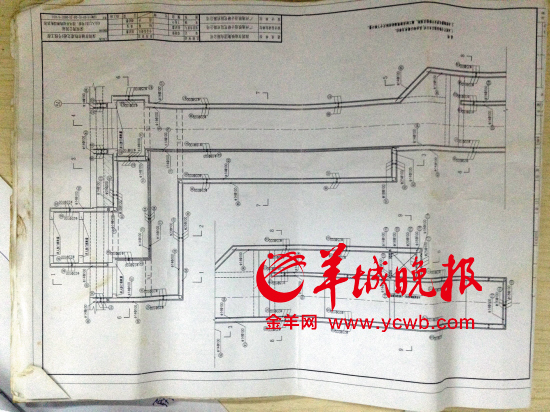 舉報人洪先生稱，里面標注“100”（圖紙默認單位為毫米）的地方，均按照13厘米的鋼筋間距施工