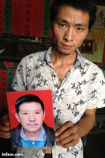 程興貴的兒子程正鵬拿著父親的遺照。程興貴自殺后，政府補償程家6000多塊錢，并終于認定了程興貴的代課教齡。 (南方周末記者雷磊/圖)