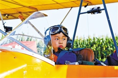 8月31日，5歲半“裸跑弟”從河北固安駕駛飛機飛越北京野生動物園。圖/CFP