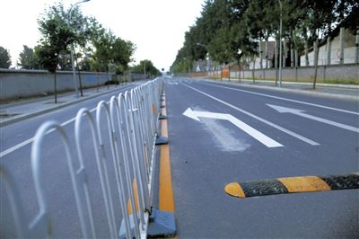 樓梓莊路東，飚車的路已經(jīng)安裝了隔離護(hù)欄和減速帶。新京報記者