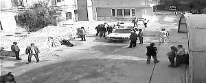 警車(chē)視而不見(jiàn)。（視頻截圖）