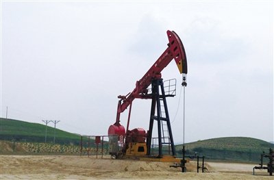 長慶油田標(biāo)準(zhǔn)化井場，位于定邊縣新安邊鎮(zhèn)店子坪村黃土高原上。