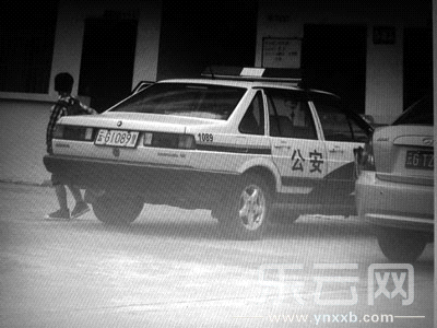 被指接送小孩上學(xué)的警車。