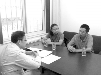 9月13日下午，雷闖(中)與父親在國家衛(wèi)計委遞交建議信，與衛(wèi)計委工作人員交流?！±钻J供圖