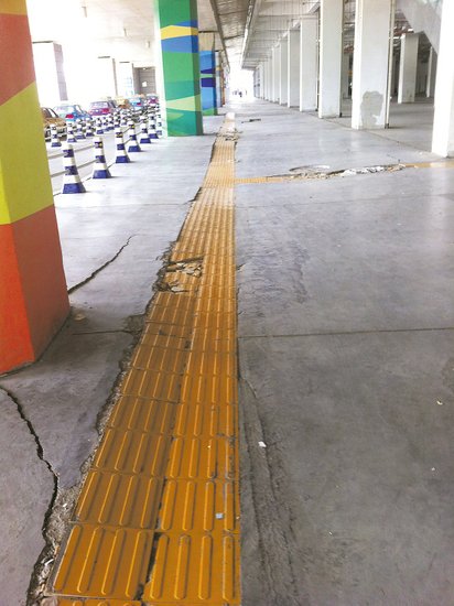 在溫嶺火車站架空層，由于沉降產(chǎn)生的裂縫到處可見。