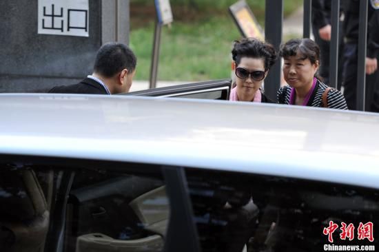 圖為宣判結(jié)束后夢鴿面無表情走出海淀法院，乘車離開。