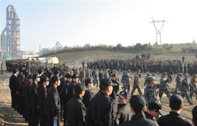 10月12日，貴陽，觀山湖區(qū)控拆違指揮部組織2500余人到金華鎮(zhèn)上鋪村空山壩，對54棟違法建筑進(jìn)行