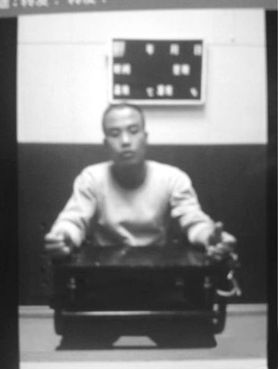 案發(fā)后,當(dāng)?shù)卮迕駛儑^現(xiàn)場。網(wǎng)絡(luò)截圖