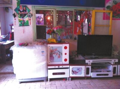 麻永東屋里的家具電器仍是嶄新的。