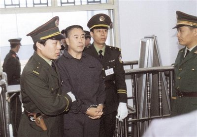 2000年9月30日，河南商丘，胡萬林被法警押上法庭。