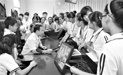 2013年5月30日，結(jié)合當(dāng)前國內(nèi)民眾普遍關(guān)注的“校長開房”、“強奸猥褻”等事件，廣西上思縣人民法院邀請中小學(xué)生到法院觀摩案件的庭審，提高他們的守法、維權(quán)意識。圖/IC