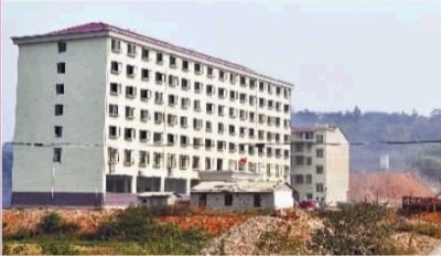  10月23日，長沙市岳麓區(qū)蓮花鎮(zhèn)云蓋村村委會(huì)的辦公大樓。  實(shí)習(xí)記者 李健 攝