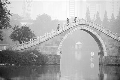 10月28日，市民走在合肥市霧霾籠罩的公園里。新華社發(fā)