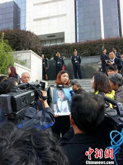 法院外，死者祁某的家人正在接受媒體采訪。 田雯 攝