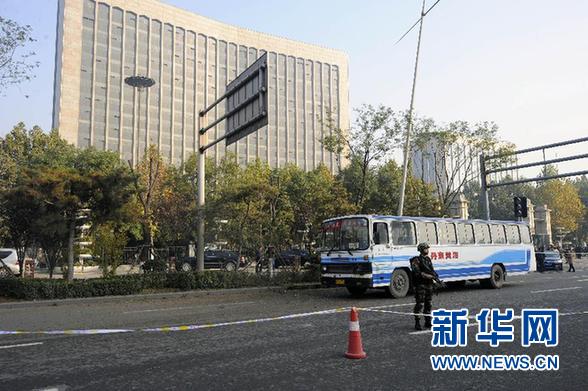 這是11月6日拍攝的一輛爆炸中受損的公交車停在現(xiàn)場。