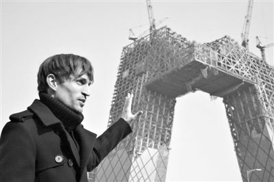 2008年2月，建筑師奧雷·舍人在中央電視臺新址大樓的工地外。圖/CFP