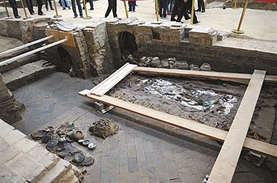 11月16日，二號墓（蕭后墓）墓室及其中出土的女性人骨遺骸和隨葬品。