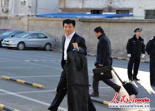 庭審當日，李某某辯護律師張起淮匆匆趕到北京市一中院    人民網(wǎng)記者 翁奇羽攝