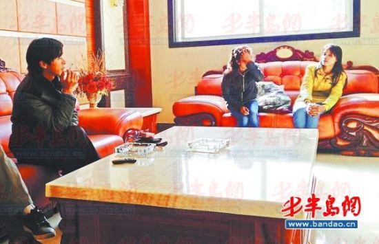 鄱陽湖鄉(xiāng)村大酒店內(nèi)，兩個本地男子帶著兩個外籍女子給記者