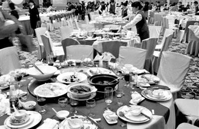 今年1月20日，一國企在廣州一家五星級酒店擺了70桌。臨近年底，在中央“嚴抓四風”背景下，北京國企機