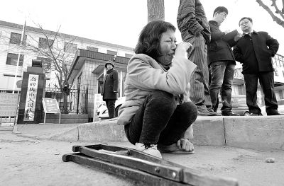 從法院出來以后，家屬和律師正在商量案情，夏鳳各在旁想著想著忍不住哭起來