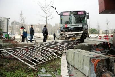 1月6日，成都雙華大道，失控后的公交車撞垮一單位的護(hù)欄。攝影 劉陳平