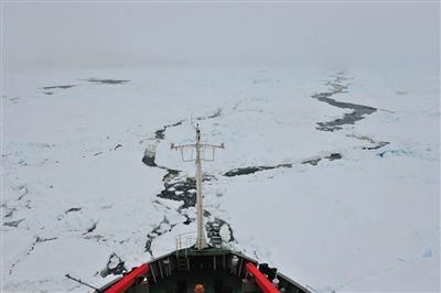 7日17時(shí)50分許，“雪龍”號(hào)船頭冰面裂開一條水道，“雪龍”號(hào)趁機(jī)迅速穿過(guò)。