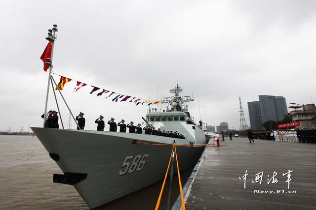1月8日，某新型導(dǎo)彈護(hù)衛(wèi)艦吉安艦入列海軍東海艦隊(duì)命名授旗儀式現(xiàn)場(chǎng)。新華社發(fā)