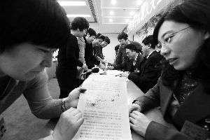 人大代表們就各自關心的話題熱烈討論。