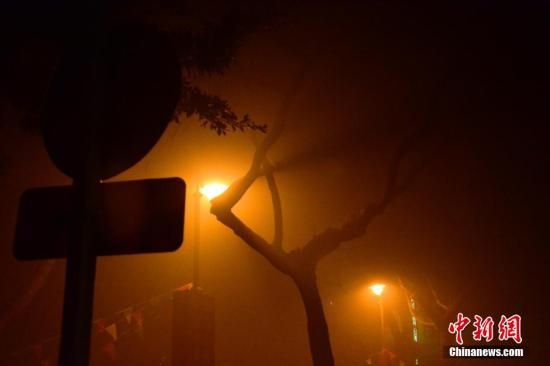 1月31日凌晨，市民行走在煙霧繚繞的南京街頭。當(dāng)天是農(nóng)歷馬年正月初一，南京有限開禁燃放煙花爆竹正逢下霧天，空氣的不流通致使煙花爆竹燃燒后產(chǎn)生的顆粒物不能及時散開，造成整座城市煙霧繚繞。據(jù)當(dāng)?shù)丨h(huán)保部門發(fā)布的信息顯示，空氣質(zhì)量屬重度污染。中新社發(fā) 泱波 攝