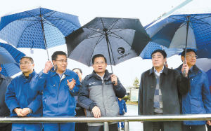 2月7日，省委書記強(qiáng)衛(wèi)冒雨在江西銅業(yè)集團(tuán)調(diào)研。記者 梁振堂 攝