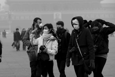 天安門廣場戴口罩的外國游客。