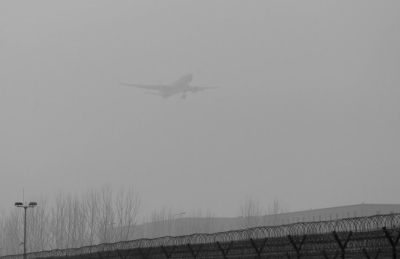 在首都機場，飛機在霧霾中降落。