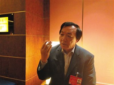 　昨日，在接受采訪時，何香久強調(diào)，大多公務(wù)員是勤勉工作的。