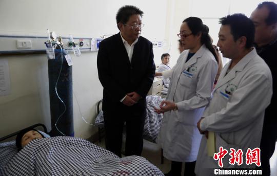 圖為青海省委常委、西寧市委書(shū)記毛小兵正在詢問(wèn)患者病情?！×_云鵬　攝
