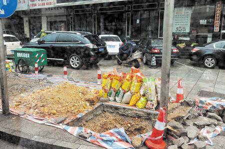 遠大一路兩側(cè)，市政工程開挖的一個個大坑沒有進行圍擋，碎石、黃土、彩條布散落一地，過往市民避之不及。