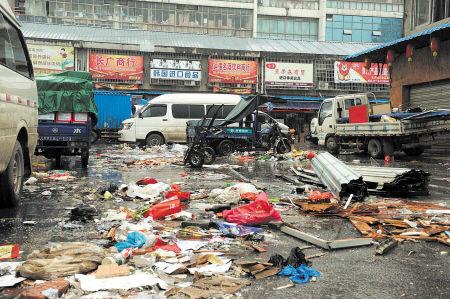 高橋大市場內(nèi)，大量的垃圾雜亂無章地堆放，商戶搬遷時留下的垃圾丟棄在市場內(nèi)無人問津，觸目驚心。